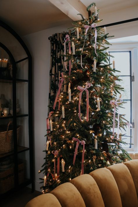 Christmas Tree With Bubble Lights, Flocked Tree With Bows, Now Christmas Tree, Bow Christmas Tree Aesthetic, Christmas Tree With Bows Only, How Christmas Tree, Bows On Christmas Tree Decorating Ideas, Ribbon Bows Christmas Tree, Bows Christmas Decor