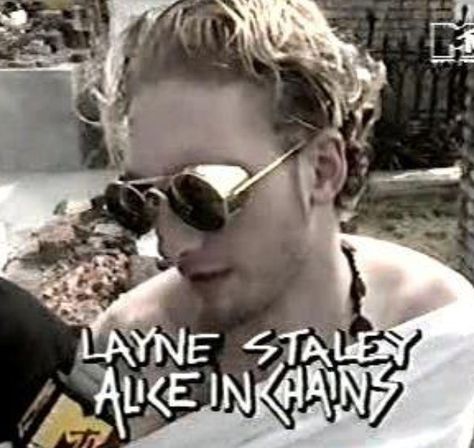 Layne Staley on MTV headbanger's ball in new orleans These sunglasses are too cool <3 Wavy hair 1992 Mad Season, Jerry Cantrell, Layne Staley, Grunge Guys, Grunge Band, Riot Grrrl, Alice In Chains, Pearl Jam, Foo Fighters