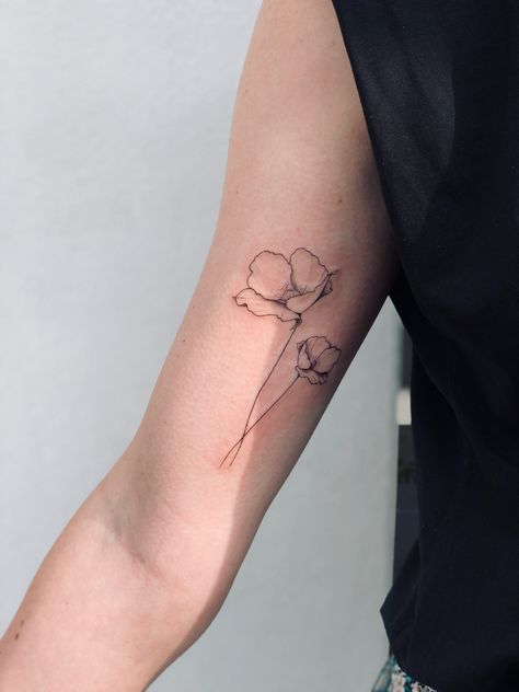 Poppy Tattoo Placement, Poppy And Daisy Tattoo, Dainty Poppy Tattoo, Poppy Bouquet Tattoo, Tattoo Poppy Flower, Amapola Tattoo, Fine Line Poppy Tattoo, Simple Poppy Tattoo, Tattoo Birth Flower