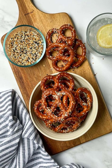 Take your party pretzels to a new level and make Everything Bagel Pretzels. They are the quickest and easiest party food, and absolutely delicious. Made in minutes with 3 simple ingredients. Small Batch Pretzels, Seasoned Pretzels Lemon Pepper, Everything Bagel Seasoning Pretzels, Kielbasa Everything Bagel Bites, Small Batch Soft Pretzels, Easy Party Food, Everything Bagel, Large Bowl, 3 Ingredients