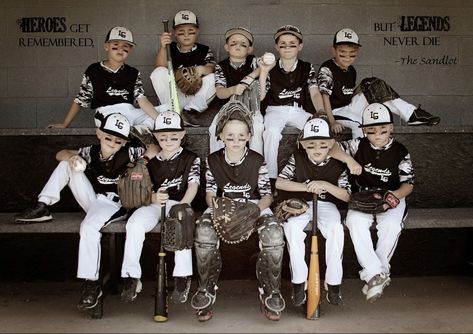 Little League Team photo Softball Team Picture Ideas, Baseball Team Photoshoot, Baseball Team Photoshoot Ideas, Baseball Team Photo Ideas, Baseball Team Poses, Baseball Pictures Ideas, Team Baseball Picture Ideas, T Ball Pictures Photo Ideas, Baseball Banner Ideas Little League