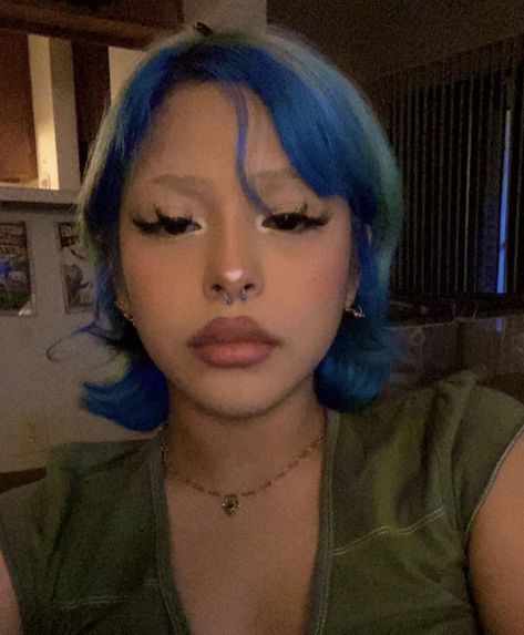 Girl With Blue Hair, Short Bleached Hair, Dyed Hair Inspiration, Cool Makeup Looks, Cute Makeup Looks, Creative Makeup Looks, Hair Inspiration Color, Hair Inspo Color, Pretty Makeup