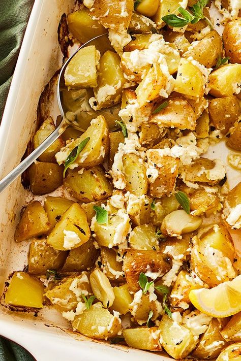 This quick and easy 40-minute feta potato recipe incorporates potatoes, garlic, feta, lemon and olive oil to create the ultimate comfort food meets fall recipe. Whether you’re looking to make this feta recipe as a quick and easy snack, side dish, appetizer, light lunch or Thanksgiving recipe, it’s a great choice for a comfort food recipe.#comfortfood #potatorecipes #fallrecipes #thanksgiving #thanksgivingrecipes #thanksgivingsides Potato Fall Recipe, Lemon Feta Potatoes Recipe, Roasted Potatoes With Feta Cheese, Fall Feta Recipes, Healthy Potato Breakfast, Baked Lemon And Thyme Feta Potatoes, Potato Feta Bake, Feta Cheese Potatoes, Greek Feta Potatoes