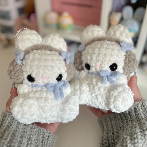 Small Cute Plushies, Crochet Gift For Friends, White Crochet Plushies, Cute Crochet Sweater Patterns, Crochet Ideas For Gifts, Crochet Shop Ideas, Crochet Ideas Plushies, Crochet Gift Ideas For Friends, Cute Crochet Ideas Easy