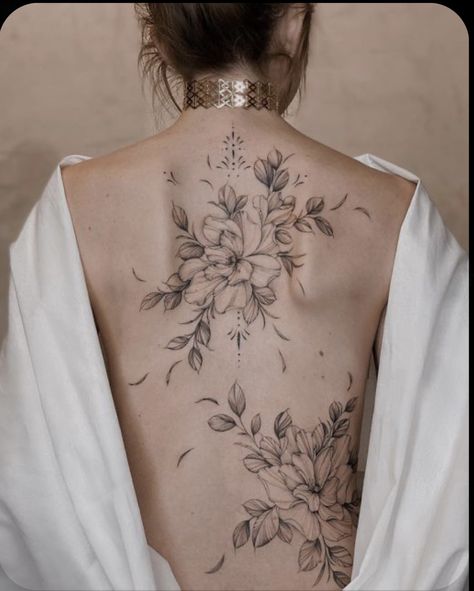 Flowery Back Tattoos, Medium Sized Tattoos For Women, Back Floral Tattoo, Floral Spine Tattoo, Feminine Back Tattoos, Floral Back Tattoos, Backpiece Tattoo, Tato Minimal, Back Piece Tattoo