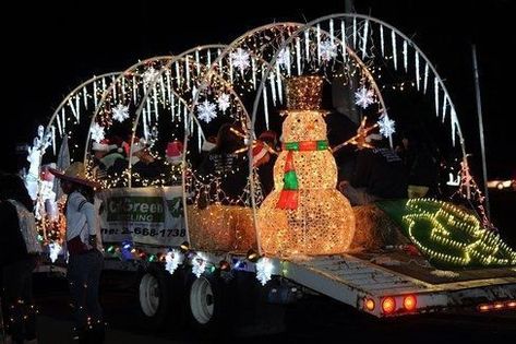 Christmas Parade Float Ideas, Holiday Parade Floats, Parade Float Diy, Wagon Floats, Parade Float Theme, Parade Float Ideas, Parade Float Decorations, Christmas Parade Floats, Floating Decorations