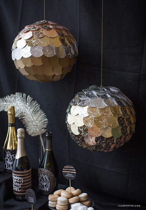 Diy Mirror Ball, Deco Nouvel An, New Years Eve Party Ideas Food, Silvester Diy, New Years Eve Party Ideas Decorations, Metallic Decor, New Years Eve Party Ideas, Feather Diy, Diy Pinata