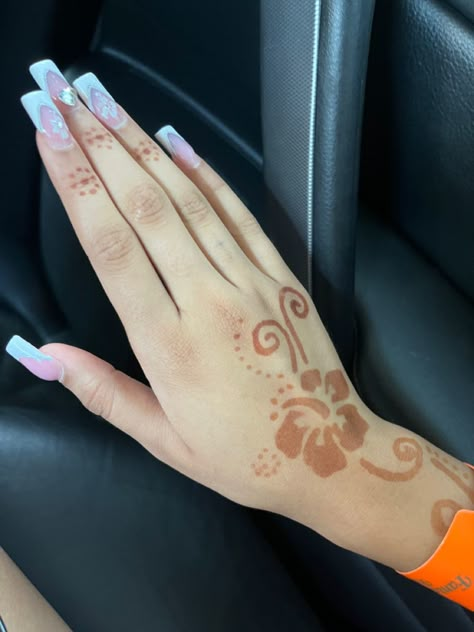 #henna #hennadesign #hibiscusflower #flowet #tropical #cute #flowerhenna #brownhenna Henna Hibiscus, Small Henna Designs, Cute Henna Designs, Cute Henna Tattoos, Henna Style Tattoos, Brown Henna, Small Henna, Henna Inspo, Henna Nails