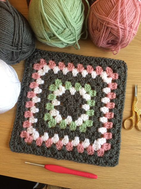 Graphite Granny Square | The Crochet Swirl Crochet Swirl, Granny Square Blankets, Modern Crochet Blanket, Crochet Square Blanket, Granny Square Pattern, Granny Square Crochet Patterns Free, Crochet Blanket Designs, Crochet Quilt, Crochet Blog