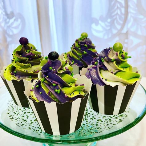 Beetlejuice Cupcakes, Hay Bale Art, Halloween Food Cupcakes, Lady Decluttered, Sweet And Spooky, Halloween Themed Birthday Party, Finger Cookies, Halloween Cake Decorating, Chocolate Mayonnaise Cake