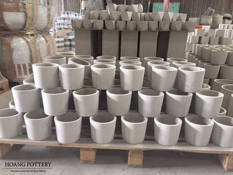 White Cement Pots Diy, White Cement Vases, Round Concrete Planter, Concrete Crafts Pots & Planters, Board Formed Concrete Planter, Concrete Diy Projects, Cement Pots, Cement Planters, Cement Crafts