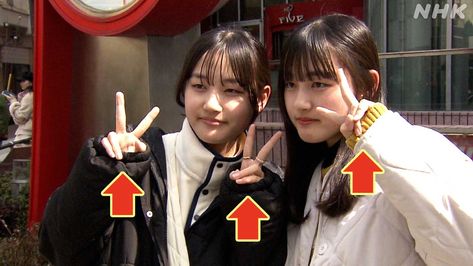 Why do Japanese people love the peace sign? | NHK WORLD-JAPAN News Popular Bands, Magazine Editor, Japanese Language Learning, Japan Street, British Prime Ministers, People Poses, Japanese People, Japan News, Japanese Language