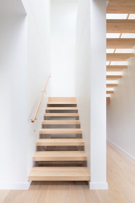 Staircase, Wood Tread, and Wood Railing Open-riser stairs lead up to the master suite. Foyer With Stairs, Weatherboard House, Open Trap, Open Stairs, Modern Appartement, Wood Railing, Open Staircase, Staircase Decor, Melbourne House