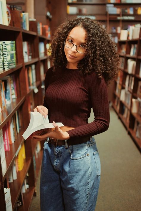 Nerd Aesthetic, Cute Nerd, Girls Volleyball, Beautiful Curly Hair, Nerdy Girl, Nerd Girl, Girls Rock, Tanning, Cute Casual Outfits