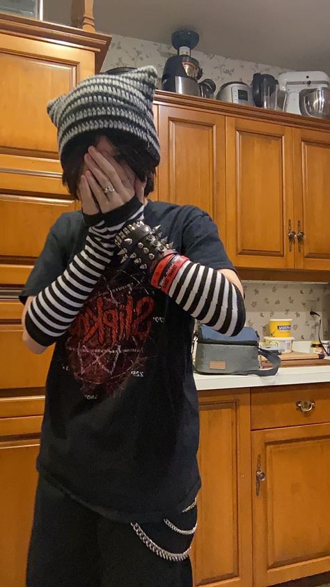 Emo boy with slipknot shirt, black and white arm warmers, cat hat. Emo Boy Clothes, 2000 Emo Fashion, Scene Boy Outfit, 2000s Emo Outfits, Emo Outfits 2000s, 2000s Emo Boy, Scene Kid Outfits, Emo Style Outfits, Emo Boy Outfits