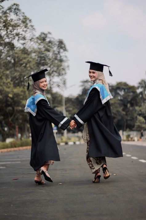 Convocation Photography, Best Friend Graduation, Grad Picture Ideas, Outdoor Graduation, Friend Graduation, Graduation Photography Poses, Graduation Poses, Best Poses For Photography, Graduation Picture Poses