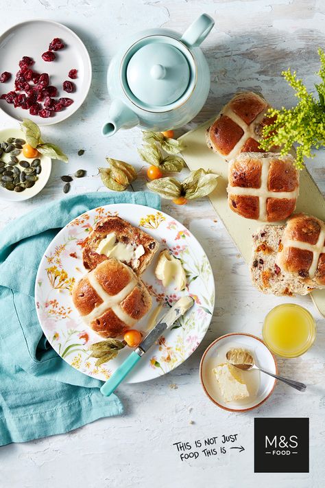 Easter Food Photography, Easter Flatlay, Food Photography Cake, Golden Berries, Flatlay Ideas, Easter Food, Golden Honey, Food Photography Inspiration, Hot Cross Buns