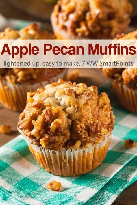 This apple pecan muffin recipe is full of chunks of apple and topped with a delicious crunchy mixture of pecans, cinnamon and sugar - 7 Weight Watchers Freestyle SmartPoints! #simplenourishedliving #weightwatchers #ww #wwfamily #wwsisterhood Pecan Muffins Recipe, Banana Walnut Muffins, Pecan Muffins, Walnut Muffins, Torte Cupcake, Muffin Bread, Muffin Recipe, Healthy Muffins, Banana Muffins