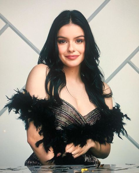 ARIEL WINTER on Instagram: “👸🏻 she’s back! 👸🏻” Winter Lingerie, Arial Winter, Winter Instagram, Ariel Winter, Woman Drawing, Modern Family, Ariel, Actors & Actresses, Pin Up