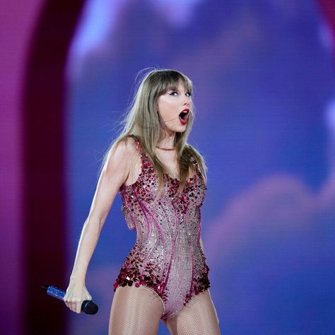 Jank Boteko, Taylor Swift Performing, Taylor Swift Fotos, Man Blazer, Estilo Taylor Swift, Swift Photo, Pink Bodysuit, Beautiful Costumes, Long Live Taylor Swift