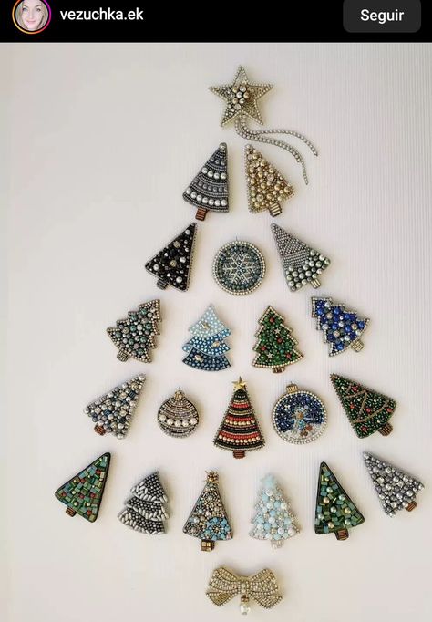 Christmas Beaded Brooch, Xmas Decorations Diy, Christmas Tree Beads, Beaded Christmas Decorations, Diy Beaded Ornaments, Sequin Crafts, Native Beading Patterns, Sustainable Christmas, Hand Beaded Embroidery