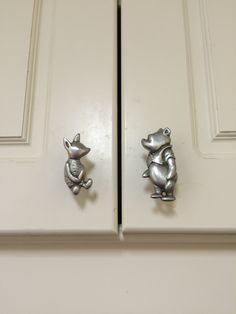 Awesome cupboard door knobs Pooh and Piglet Nursery Ideas Winnie The Pooh, Room Ideas Disney, Winnie The Pooh Decor, Casa Disney, Baby Nursery Ideas, Deco Disney, Disney Room Decor, Winnie The Pooh Nursery, Baby Room Ideas