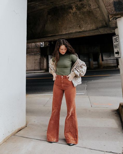 Cream Corduroy Pants Outfits Fall, Bell Bottom Corduroy Pants, Western Corduroy Pants Outfit, Women’s Corduroy Pants Outfit, Bellbottom Pants Outfits Fall, Brown Bell Bottoms Outfit, Corduroy Bell Bottoms Outfit, Orange Corduroy Pants Outfit, Corduroy Pants Outfit Fall