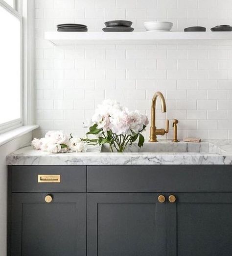 Dark gray cabinetry, marble & brass - simply stunning Dark Grey Kitchen Cabinets, Dark Gray Kitchen Cabinets, Dark Grey Kitchen, Marble Countertops Kitchen, White Floating Shelves, Diy Backsplash, Gray Cabinets, Decor Ikea, Kitchen Cabinets Makeover