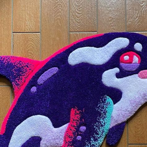 Ollie on Instagram: "Everyone’s favorite biseggsual orca is getting ready for the shop update next week 🌊 They were too big for my usual table set up 😳 #tufting #tuftinggun #ruggun #rug #rugmaking #wallrug #tuftedrug #handmade #fiberart #yarn #queerartist #orca #lisafrank #90s #nostalgia #90skid" Stay Busy, Wall Rug, Table Set Up, Boho Room, 90s Nostalgia, Killer Whales, Tufted Rug, Whales, Table Set