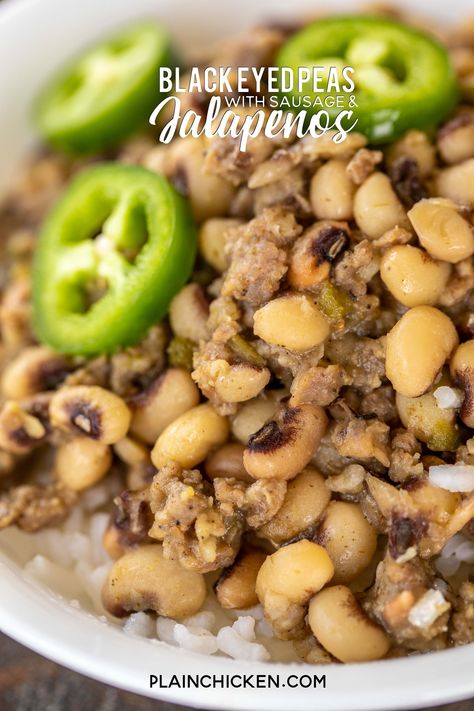 Black Eyed Peas with Sausage and Jalapeños - the BEST black eyed peas EVER! I could make a meal out of these yummy peas!!! Frozen black eyed peas, sausage, jalapeños, garlic, salt, onion, cumin, sage, chicken broth. A must for your New Year's Day meal. Great side dish! #sidedish #blackeyedpeas #sausage Black Eyed Peas With Sausage, Blackeye Peas, Sage Chicken, Smothered Green Beans, Cooking Beans, New Years Day Meal, Yummy Vegetables, Cajun Rice, Blackeyed Peas