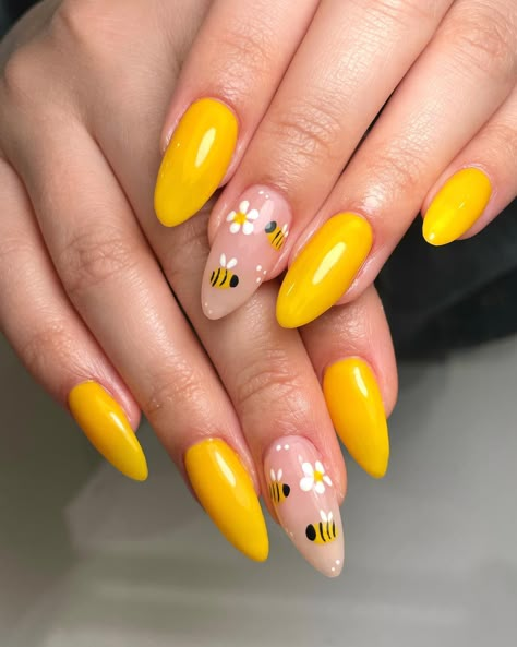 Pretty Yellow Nails, Bumble Bee Nails, Summer Nails Almond, Bee Nails, Yellow Nail Art, Yellow Nails Design, Yellow Nail, Basic Nails, Pretty Yellow