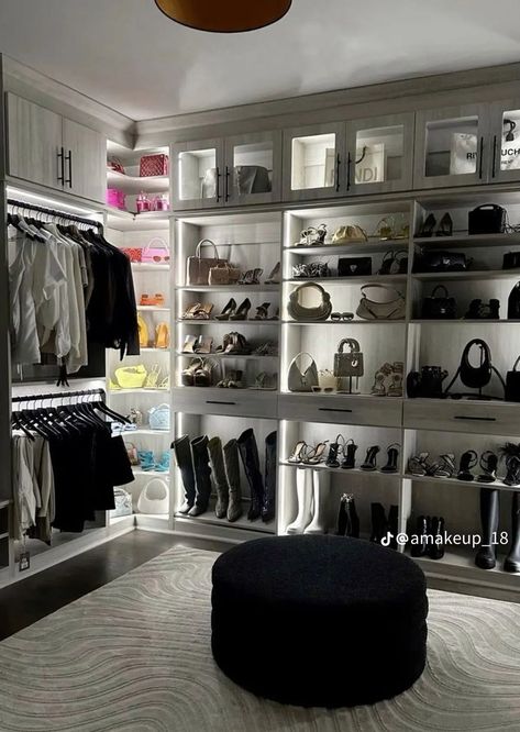 Luxury Closet Black, Rich Girl Closet, Penthouse Walk In Closet, Kylie Closet, Couple Closet, Old Money Interior Design, Old Money Interior, Luxurious Walk In Closet, Walk In Closet Ideas