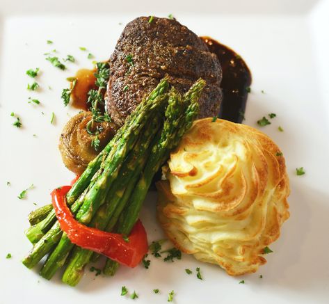 Beef Steak Plating Fine Dining, Steak Plating Presentation, Steak Plating, Wedding Dinner Food, Plated Meals, Gastronomic Food, Potatoes And Asparagus, Plating Presentation, Food Presentation Plates