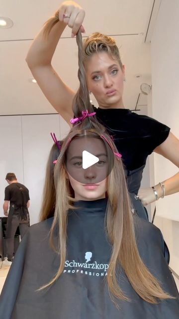 Ashlee Norman on Instagram: "More BTS from the Lived-In Blonde initiative in Germany for @schwarzkopfpro   Check @gretakoenig page to see how beautiful it’s looking a month later 💗  Formulas 🎨  Blonde.Me Precision Lightener & Vibrance 9.5-5  Looks easy, right?! But it’s actually really not 😅 Personally it took me thousands 🤑in continuing education education with guided hands-on to learn this. And I’m willing to teach you everything I know in-person at these times & dates:   TOUR Dates/ Locations 🚀  April 14/15/16 - Houston, Texas @kaleidohair   May 11th - United Kingdom 🇬🇧 @jethairdressing   June 23/24 - Monterrey, Mexico 🇲🇽 @adorabeauty.mx   July 14/15 - Waikoloa, Hawaii @kor_salon   Comment below 👇 for ticket links 🙏💗  Or for online education link 🔗   Tools ⚒️ @ashleenormanh Caramel Base With Blonde Highlights, Base 7 Hair Colour, Ashlee Norman Hair, Lived In Blonde Placement, How To Blonde Hair At Home, Instagram Link Page, Ginger Blonde Balayage, Teasylights Blonde, Biscuit Blonde Hair