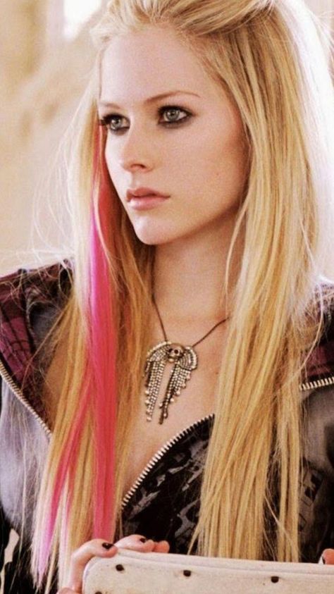 Pink Hair Streaks, Avril Lavigne Photos, Pink Streaks, Hot Pink Hair, Hair Color Streaks, Bright Red Hair, Blonde With Pink, Fashion Background, Hair Streaks