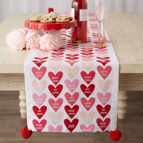 Valentines Runner, Valentinstag Party, Tafel Decor, Printed Table Runner, Heart Themed, Table Flag, Kitchen Dining Table, Flag Sizes, Home Party