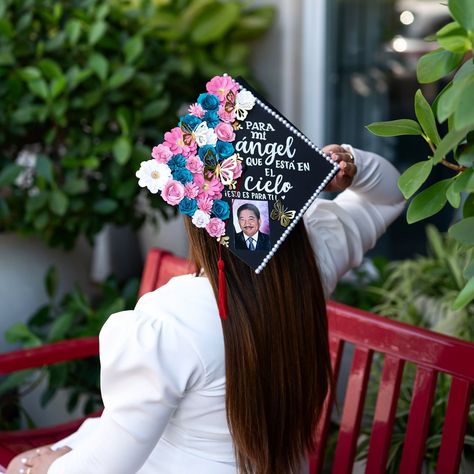 Sabias que también puedes utilizar tu birrete de graduación como un símbolo en memoria de alguien especial para ti? ¡Sí! Lo más hermoso de los birretes personalizados es cuando le añadimos un valor sentimental. La clienta me pidió este birrete con un fotografía en memoria de su papá. También amé la combinación de colores que usamos para las flores, 🥰😍. #gradtopper #customgradcaps #birretespintados #birretespersonalizados Graduation Cap, Quick Saves