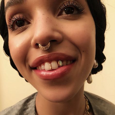 Gap Grillz, Girls With Grills, Dental Jewelry, Grillz Teeth, Diamond Teeth, Face Jewelry, Dope Jewelry Accessories, Gap Teeth, Pig Nose