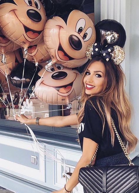 Disney Poses, Disney Mignon, Disney Trip Outfits, Disney Outfits Women, Disney Balloons, Disney With A Toddler, Disney World Pictures, Disney World Outfits, Disneyland Pictures