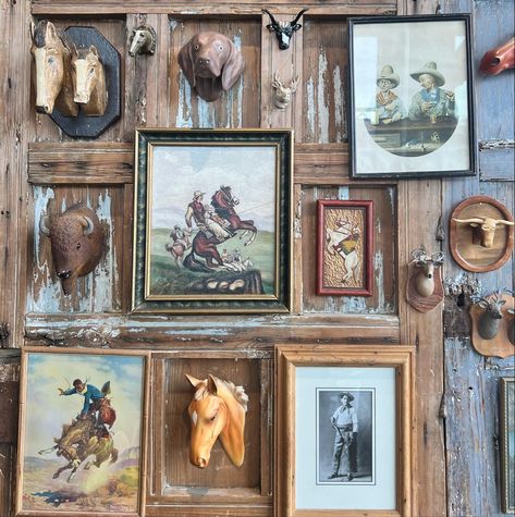 Vintage Western Aesthetic Home, Vintage Cowboy Bedroom, Cowboy Gallery Wall, Cowboy Aesthetic House, Retro Western Aesthetic Decor, Vintage Western Kitchen, Vintage Cowgirl Decor, Vintage Ranch Decor, Modern Cowgirl Room