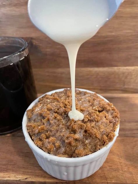 Coffee Cake Baked Oats! Coffee Cake Overnight Oats, Coffee Cake Baked Oats, Coffee Cake Oatmeal, Oat Bake, Low Cal Breakfast, Healthy Coffee Cake, Cinnamon Coffee Cake, Cinnamon Coffee, Oat Cakes