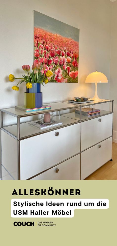 Bei aliceimwohnglueck trifft funktionales Design auf ästhetische Raffinesse. Das USM Haller Sideboard ist nicht nur ein praktisches Stauraumwunder, sondern auch ein echter Blickfang im Raum. Mit einer geschmackvollen Akkuleuchte, frischen Tulpen und einer Auswahl an Zeitschriften wird das Regal zum Herzstück des Raumes. Ein großes Bild mit floralem Muster setzt den perfekten Akzent und rundet das stilvolle Ensemble harmonisch ab. Weitere Ideen mit den USM Haller Möbeln findet ihr hier. Room Inspo, Sideboard, Interior Decorating, Couch, Quick Saves, Design