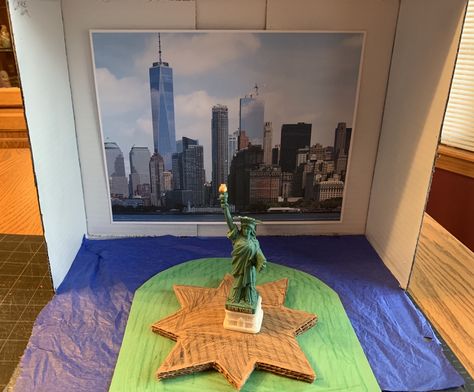 New York Statue of Liberty Diorama Statue Of Liberty Model, Statue Of Liberty School Project, Statue Of Liberty Crafts For Kids, History Fair Boards, Ag Day, Diorama Kids, New York Statue, Valentine Boxes For School, American Landmarks