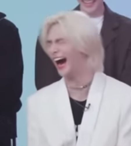 Hyunjin Screaming, Skz Laughing, Hyunjin Middle Finger, Hyunjin Laughing, Rich Dog, Flying Yoga, Song Recommendations, Amazing Songs, Drama Queens