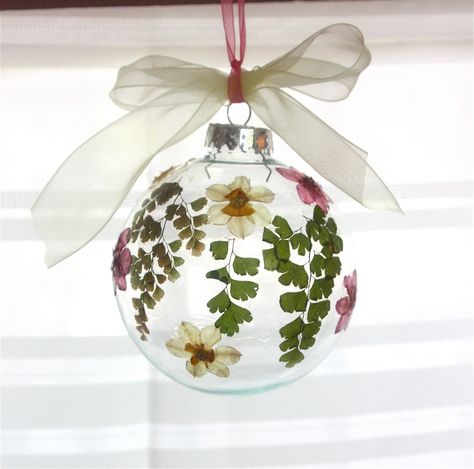 Daffodil Christmas Ornament, Pressed Flowers,. $20.00, via Etsy. Daffodil Garden, Christmas Ball Ornaments Diy, First Signs Of Spring, Clear Christmas Ornaments, Flower Projects, Dried Flowers Diy, Leaf Projects, Dried Plants, Pressed Flower Crafts