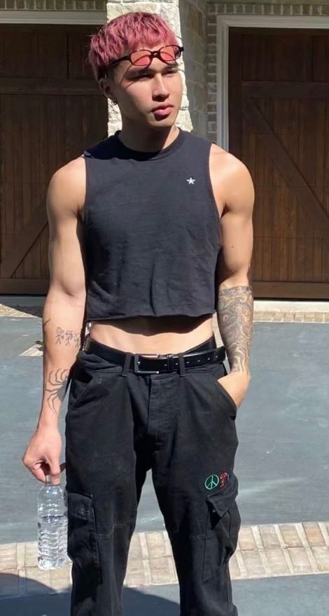 male crop top Mens Cropped Tank Top, Masc Crop Top Outfits, Men Crop Top Outfit, Male Crop Top Outfits, 2000 Streetwear, Men Crop Top, Crop Top Guy, Mens Crop Tops, Gender Neutral Outfit