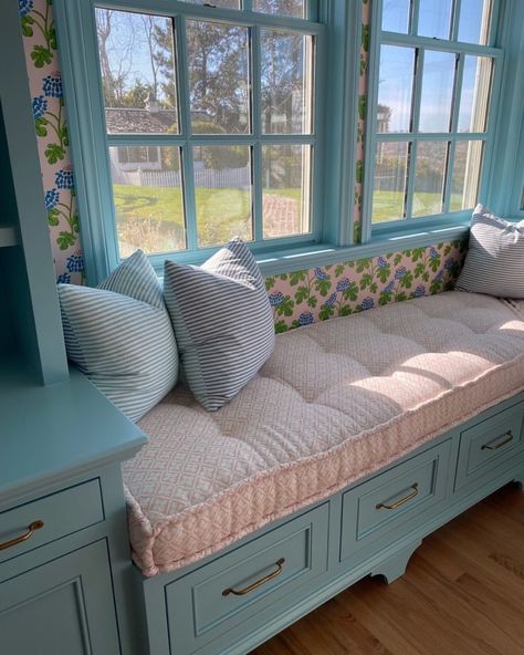 Carly Home on Instagram: “A perfect nook that @beckynielseninteriors created using our Casia Flowers wallpaper in soft pink. 💗 I love the mixture of pattern on the…” Small Window Seat, Reading Nook Window Seat, Reading Nook Window, Window Seat Ideas, Bedroom Window Seat, Window Seating, Curtain Living Room, Cozy Window Seat, Sitting Nook