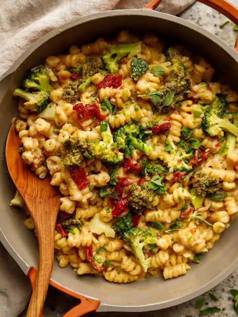 One Pot Creamy Vegan Sundried Tomato + Broccoli Pasta — Kula's Kitchen Tomato Broccoli, Calabrian Chili Paste, Sundried Tomato Pasta, Vegan Alfredo, Broccoli Alfredo, Pasta Sides, Sundried Tomato, Broccoli Pasta, Lemon Herb