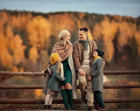 Autumn Family Photography Ideas, Thanksgiving Photoshoot Family Pictures, Family Autumn Photoshoot, Autumn Family Photoshoot, Fall Photoshoot Family, Fall Family Photoshoot, Autumn Family Photography, Family Travel Photography, Cute Family Photos