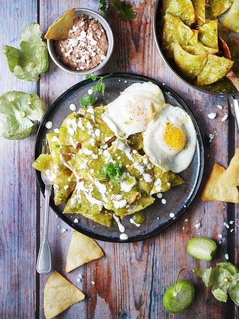 Delicious Chilaquiles Verdes! So easy to make with crispy corn tortillas in tomatillo sauce then toped them with fried eggs, cheese & crema. Chilaquiles Verdes Recipe, Crispy Corn Tortillas, Muy Delish, Chicken Chilaquiles, Chilaquiles Recipe, Hispanic Dishes, Cafe Vibes, Southwestern Recipes, Crispy Corn